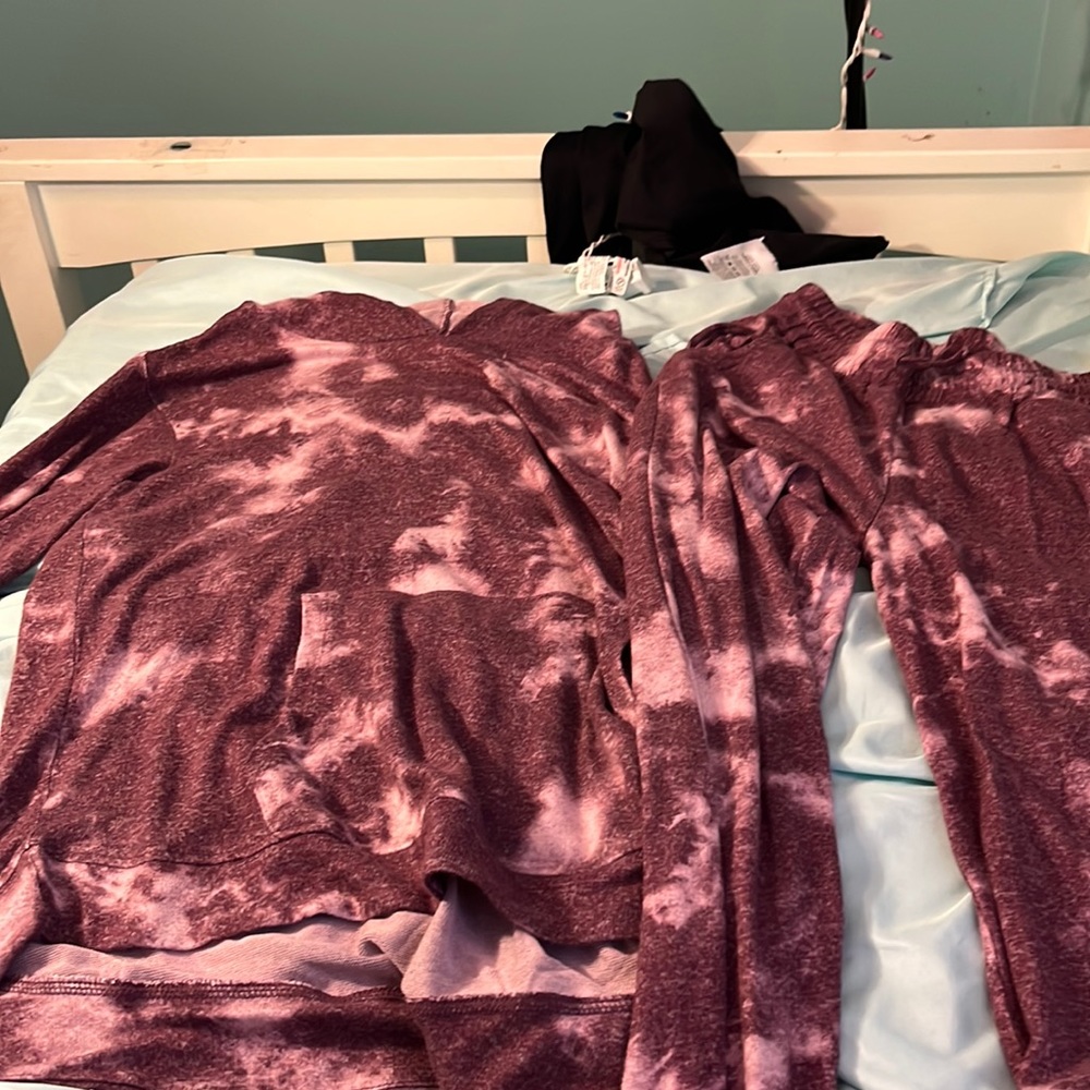 A nice sweatshirt and sweatpants set